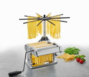 Pasta-Set mit Nudelmaschine und Trockner, seitliche Perspektive, frische Nudeln und Zutaten im Hintergrund