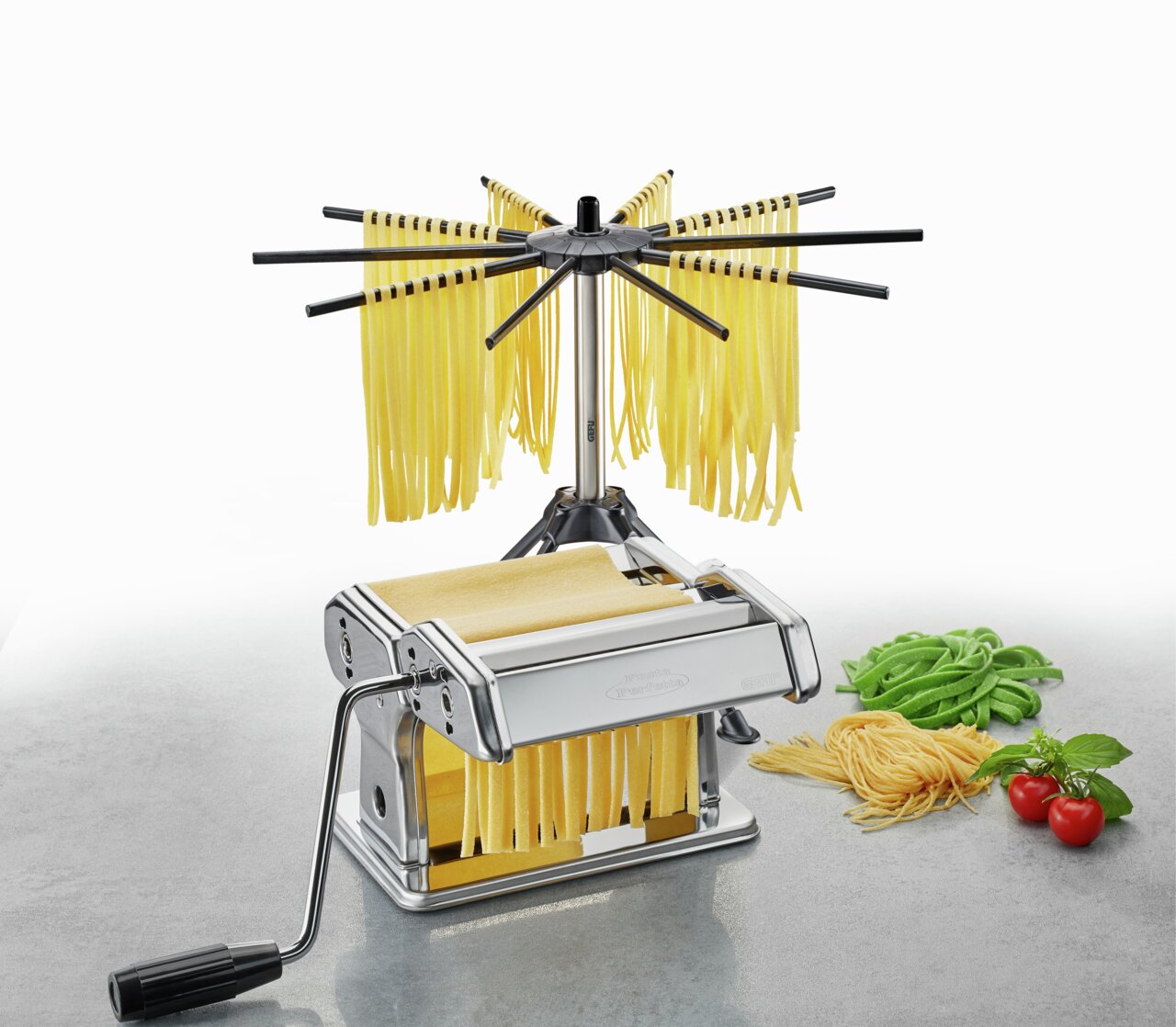 GEFU Pasta-Set PERFETTA Pasta-Set mit Nudelmaschine und Trockner, seitliche Perspektive, frische Nudeln und Zutaten im Hintergrund