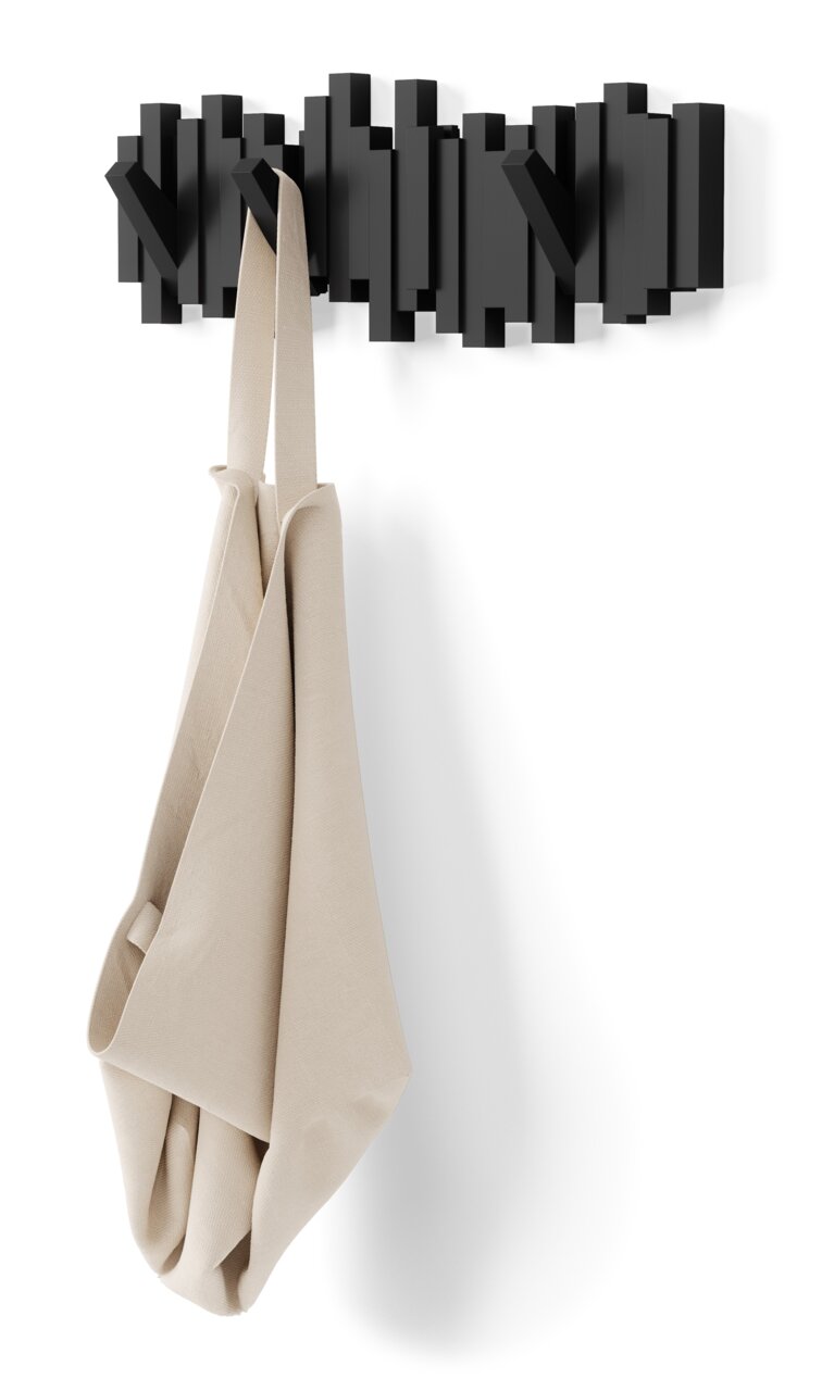 Moderne wandkapstok in zwart met een geometrisch ontwerp, afgebeeld van voren, met een beige stoffen tasje eraan.