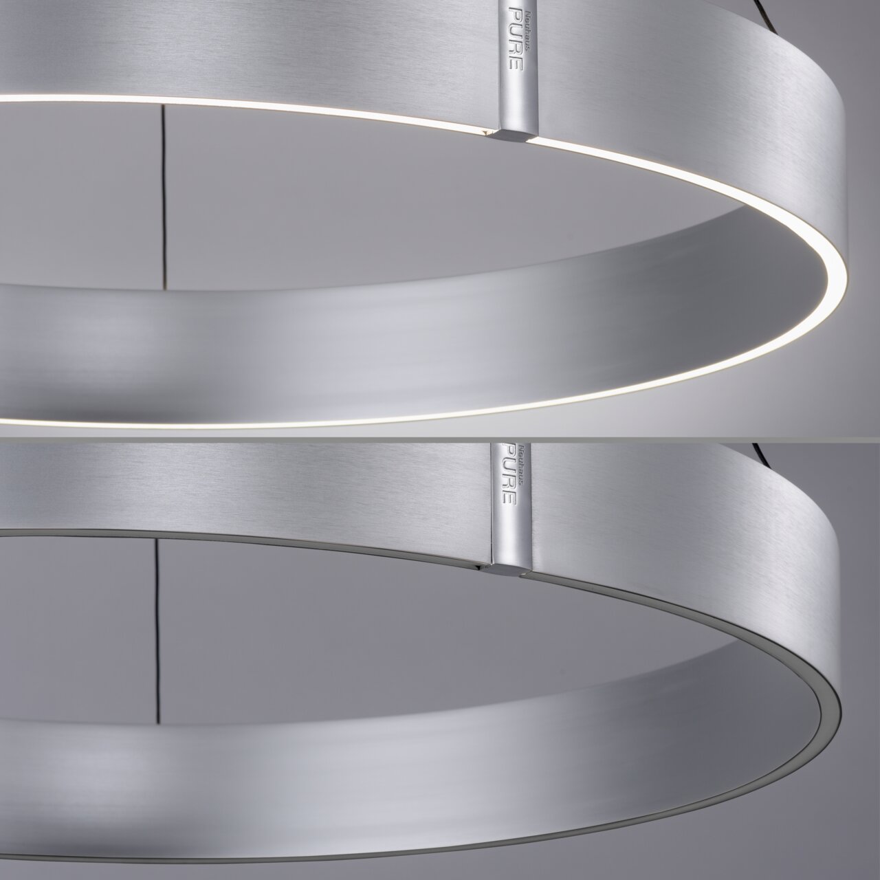 Moderne, runde Pendelleuchte aus gebürstetem Metall mit seitlicher Perspektive, die das minimalistische Design und die gleichmäßige Lichtverteilung zeigt.