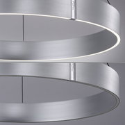 Moderne, runde Pendelleuchte aus gebürstetem Metall mit seitlicher Perspektive, die das minimalistische Design und die gleichmäßige Lichtverteilung zeigt.