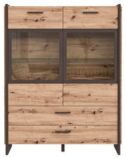 Frontale Ansicht einer Highboardvitrine aus Holz mit Glastüren und Schubladen, ideal zur Präsentation und Aufbewahrung.