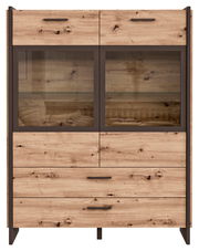 Frontale Ansicht einer Highboardvitrine aus Holz mit Glastüren und Schubladen, ideal zur Präsentation und Aufbewahrung.