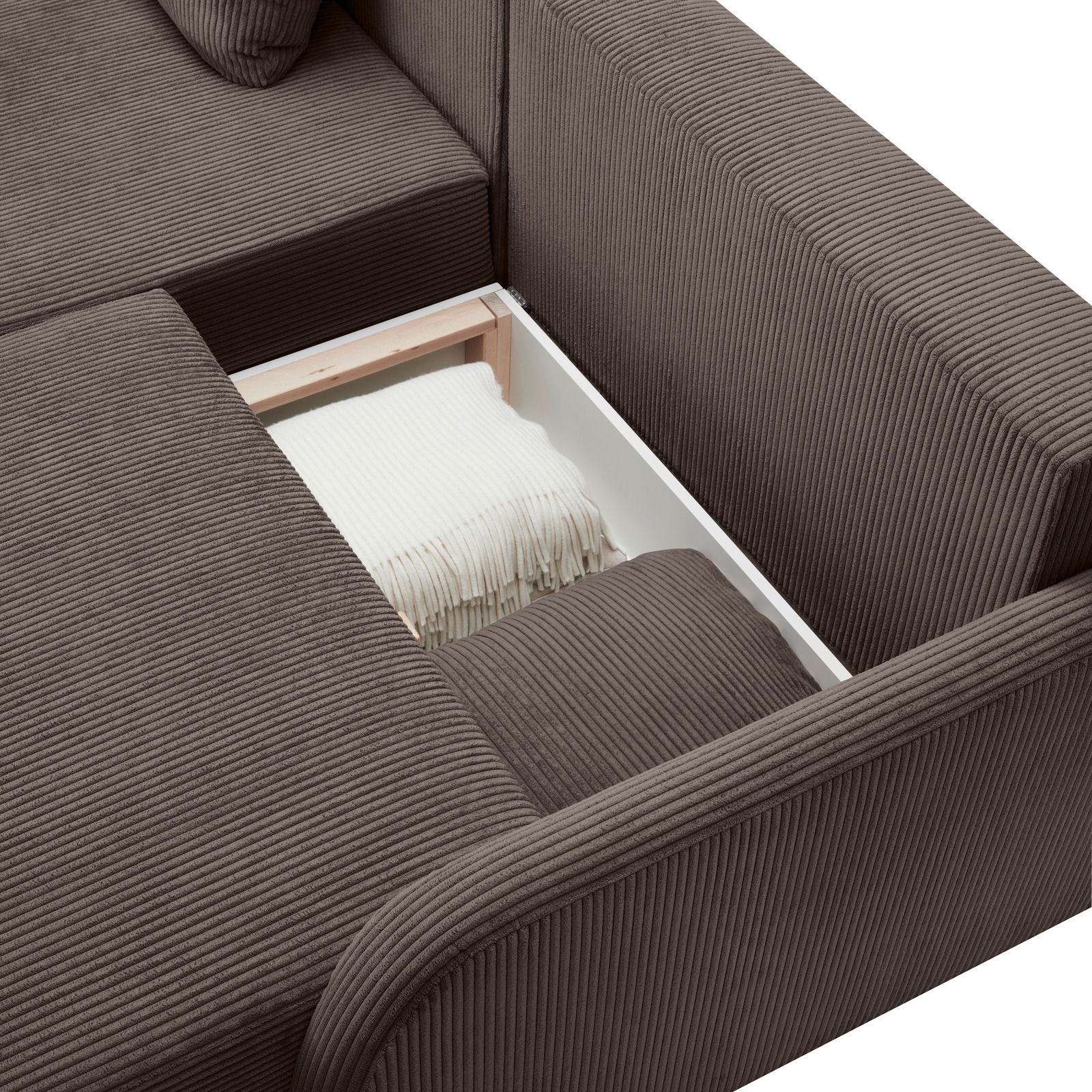 Nahaufnahme einer braunen Rundecke mit geöffneter Aufbewahrungseinheit, die eine gefaltete Decke zeigt, aus der Vogelperspektive.