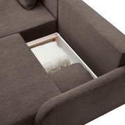 Nahaufnahme einer braunen Rundecke mit geöffneter Aufbewahrungseinheit, die eine gefaltete Decke zeigt, aus der Vogelperspektive.