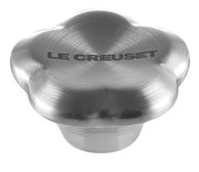 Deckelknauf in Blumenform aus Edelstahl mit der Aufschrift 'LE CREUSET', Ansicht von oben.