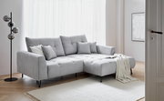Graues Ecksofa SWING mit Ottomane, dekoriert mit Kissen und Decke, in einem hellen Wohnzimmer, seitliche Perspektive.