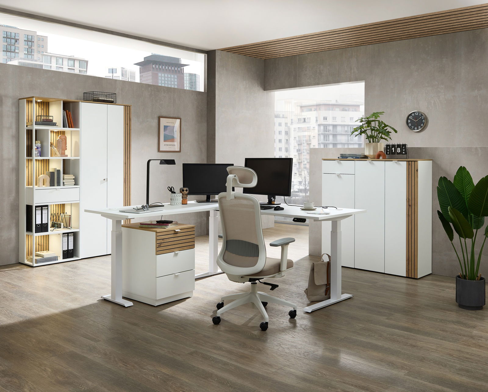 Moderne Büroumgebung mit Eckschreibtisch, Bürostuhl und Regalen, seitliche Perspektive