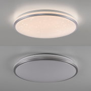 Runde LED-Deckenleuchte mit Sternenhimmel-Effekt und silbernem Rahmen, warmweiß leuchtend, in Untersicht von unten an der Decke fotografiert