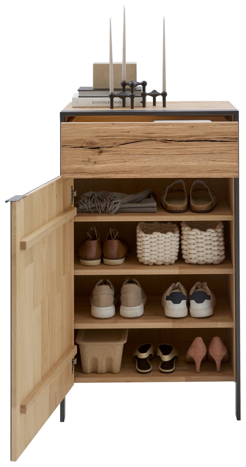 Garderobenschrank aus Holz mit offener Tür, zeigt mehrere Regalböden mit Schuhen, Körben und einem Schal. Oben auf dem Schrank befinden sich Kerzenhalter und Bücher. Frontalansicht.