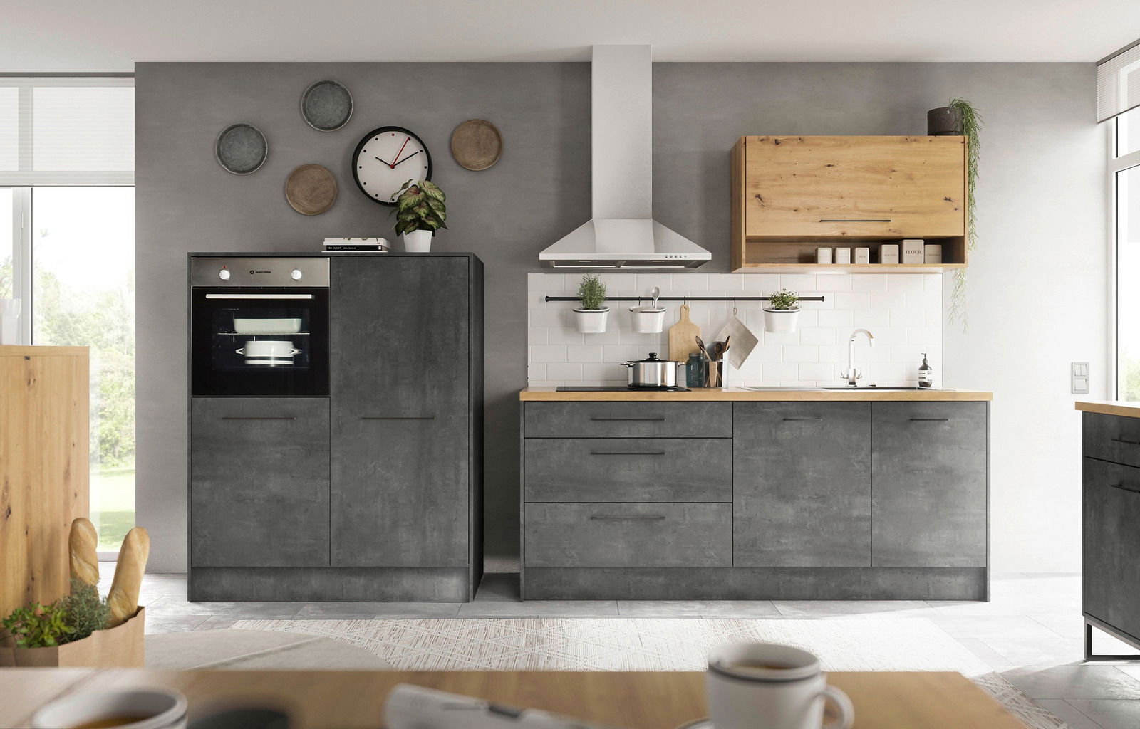 Moderne Küchenzeile in grauer Betonoptik mit Holzarbeitsplatte, eingebautem Backofen und Dunstabzugshaube, frontal betrachtet.