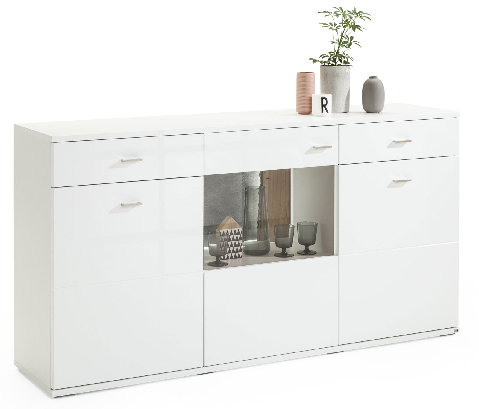 Set one by Musterring Sideboard TACOMA Weißes Sideboard mit Schubladen und Glaseinsatz, dekoriert mit Pflanzen und Vasen, seitliche Perspektive