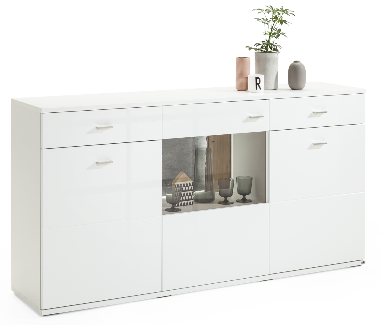 Set one by Musterring Sideboard TACOMA Weißes Sideboard mit Schubladen und Glaseinsatz, dekoriert mit Pflanzen und Vasen, seitliche Perspektive