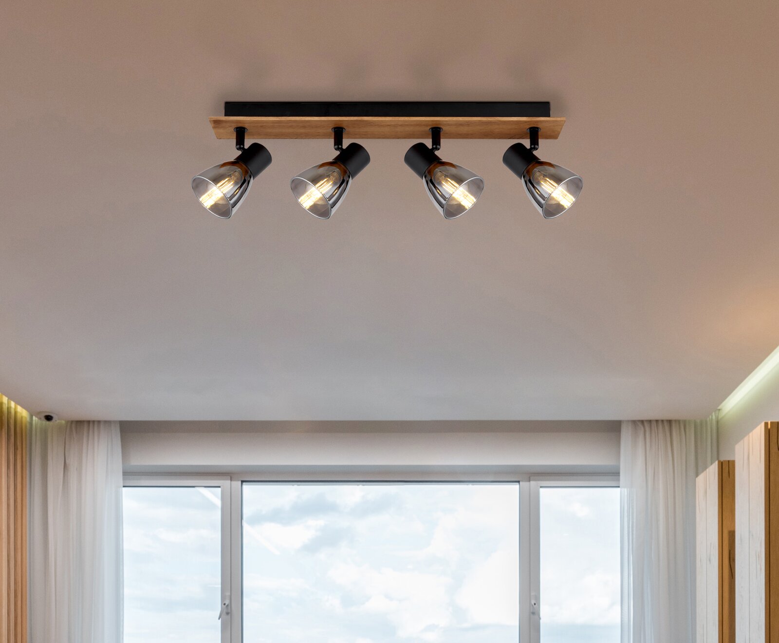 Deckenstrahler mit vier verstellbaren Leuchten, montiert an einer Holzleiste, Perspektive von unten