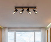 Deckenstrahler mit vier verstellbaren Leuchten, montiert an einer Holzleiste, Perspektive von unten