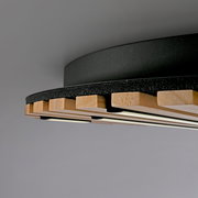 Nahaufnahme der Paul Neuhaus Wand- und Deckenleuchte Q-AKUSTIK mit Holz- und Metallelementen, von unten betrachtet.