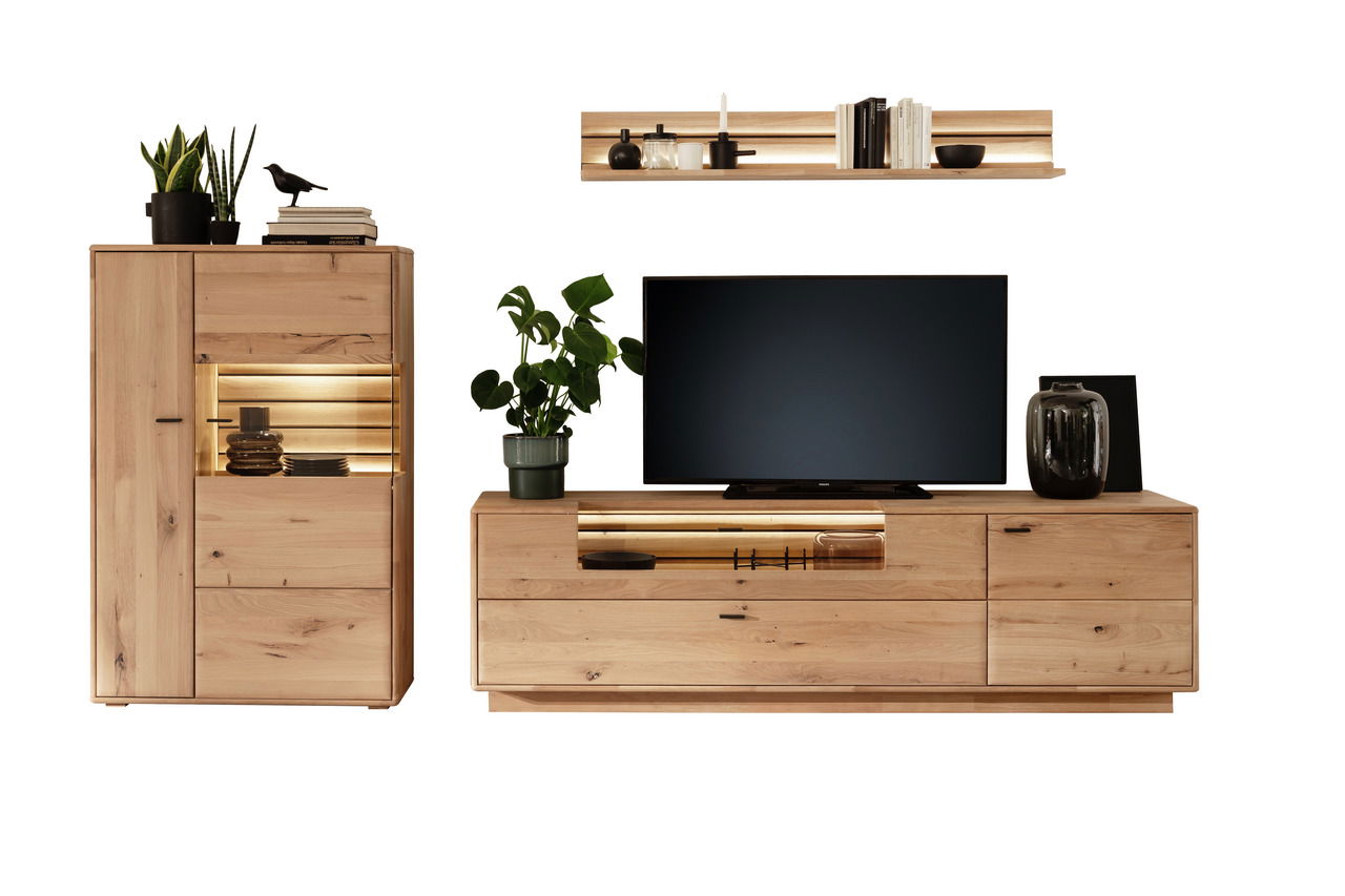 Moderne Wandkombination aus Holz mit TV-Schrank, Regal und Vitrine, frontal betrachtet.