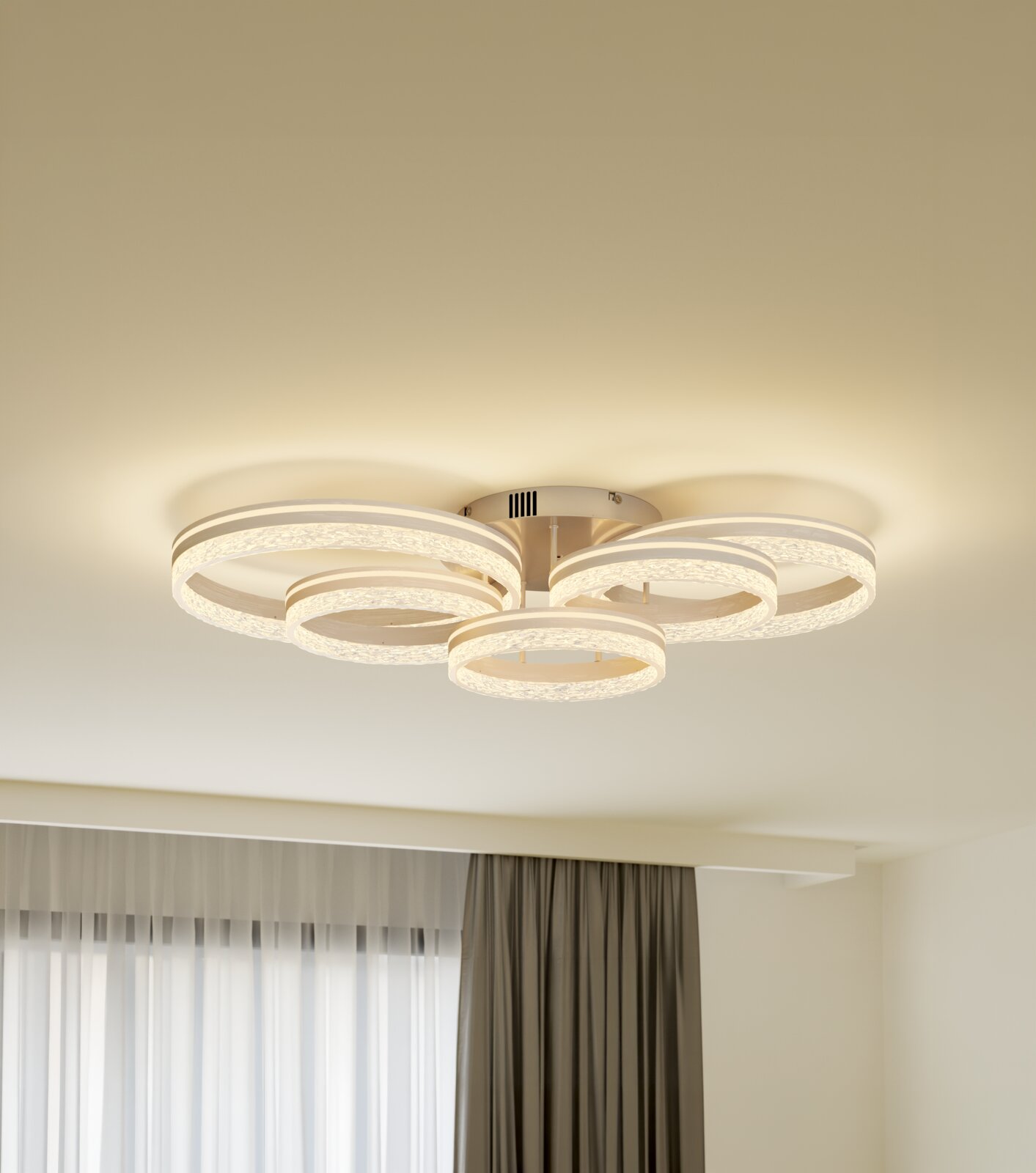 Moderne LED-Deckenleuchte mit vier ringförmigen Lichtkreisen und kristallähnlicher Struktur, warmweiß leuchtend, an der Zimmerdecke montiert; Ansicht von unten (Untersicht) in einem Wohnraum mit Vorhängen.