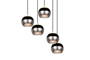 Vijf moderne, bolvormige hanglampen in zwart en zilver, gezien van onderaf, met warm licht.