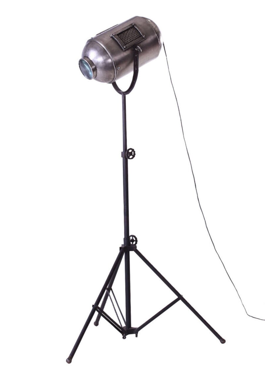 Industrielle Stehlampe mit dreibeinigem Stativ und verstellbarem Kopf, seitliche Perspektive