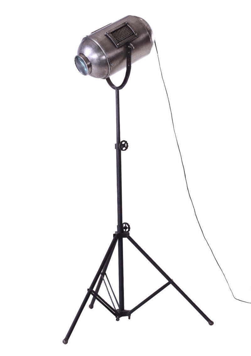 Industrielle Stehlampe mit dreibeinigem Stativ und verstellbarem Kopf, seitliche Perspektive