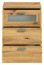 Frontansicht einer Nachtkommode aus Holz mit drei Schubladen, die obere mit Glaseinsatz.