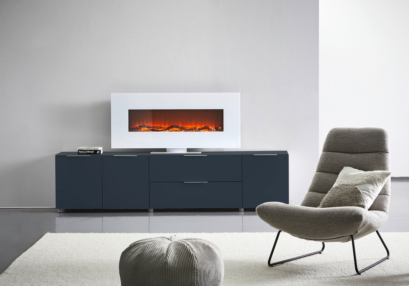 Frontale Ansicht eines modernen XL-TV-Lowboards in dunklem Blau mit integriertem Elektrokamin, platziert in einem stilvollen Wohnzimmer.