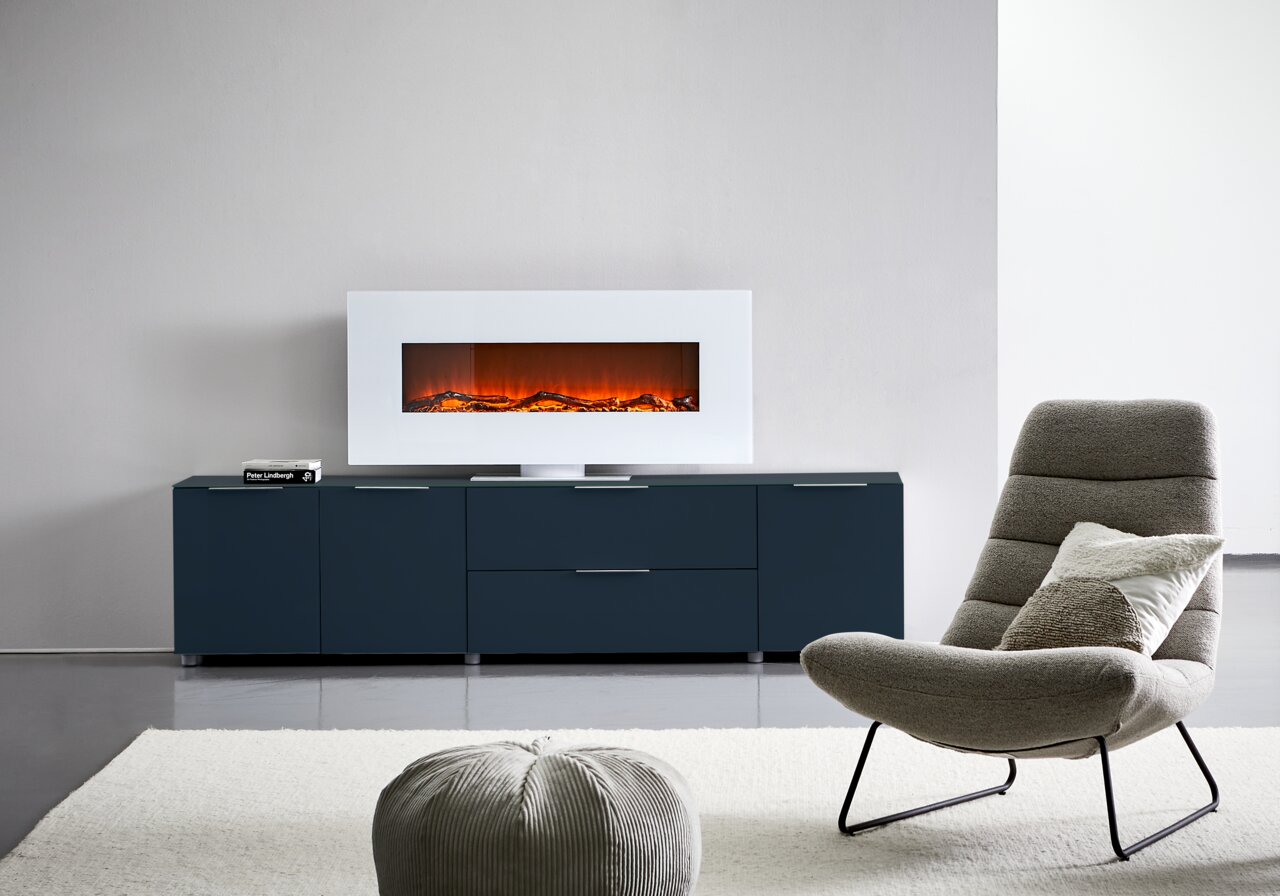 Voleo XL-TV-Lowboard MALIN Frontale Ansicht eines modernen XL-TV-Lowboards in dunklem Blau mit integriertem Elektrokamin, platziert in einem stilvollen Wohnzimmer.