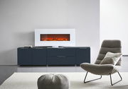 Frontale Ansicht eines modernen XL-TV-Lowboards in dunklem Blau mit integriertem Elektrokamin, platziert in einem stilvollen Wohnzimmer.