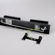 Schwarze LED-Spiegelleuchte mit Anschlussklemme und Erdungskabel, Rückansicht in leichter Schrägansicht von hinten/oben auf weißem Hintergrund