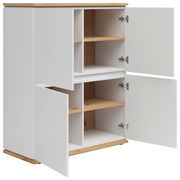 Weißes Highboard mit offenen Türen, Holzregalböden und einer Holzplatte, seitliche Perspektive