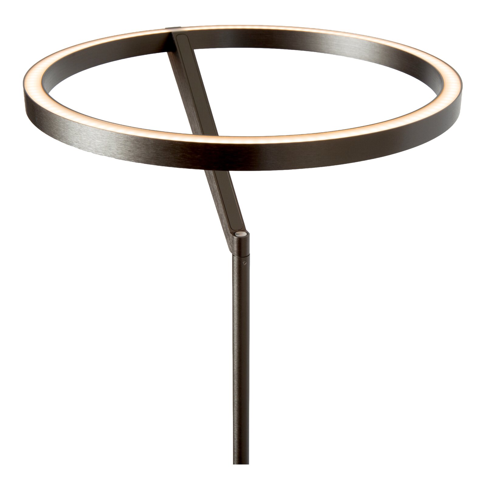 Moderne LED-Stehleuchte mit ringförmigem Lichtkopf in gebürstetem Metall, warmweiß leuchtend, freigestellt vor weißem Hintergrund, Perspektive: schräg von oben