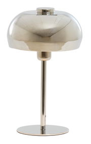 Moderne Tischleuchte aus Metall in glänzendem Silber, frontal abgebildet.