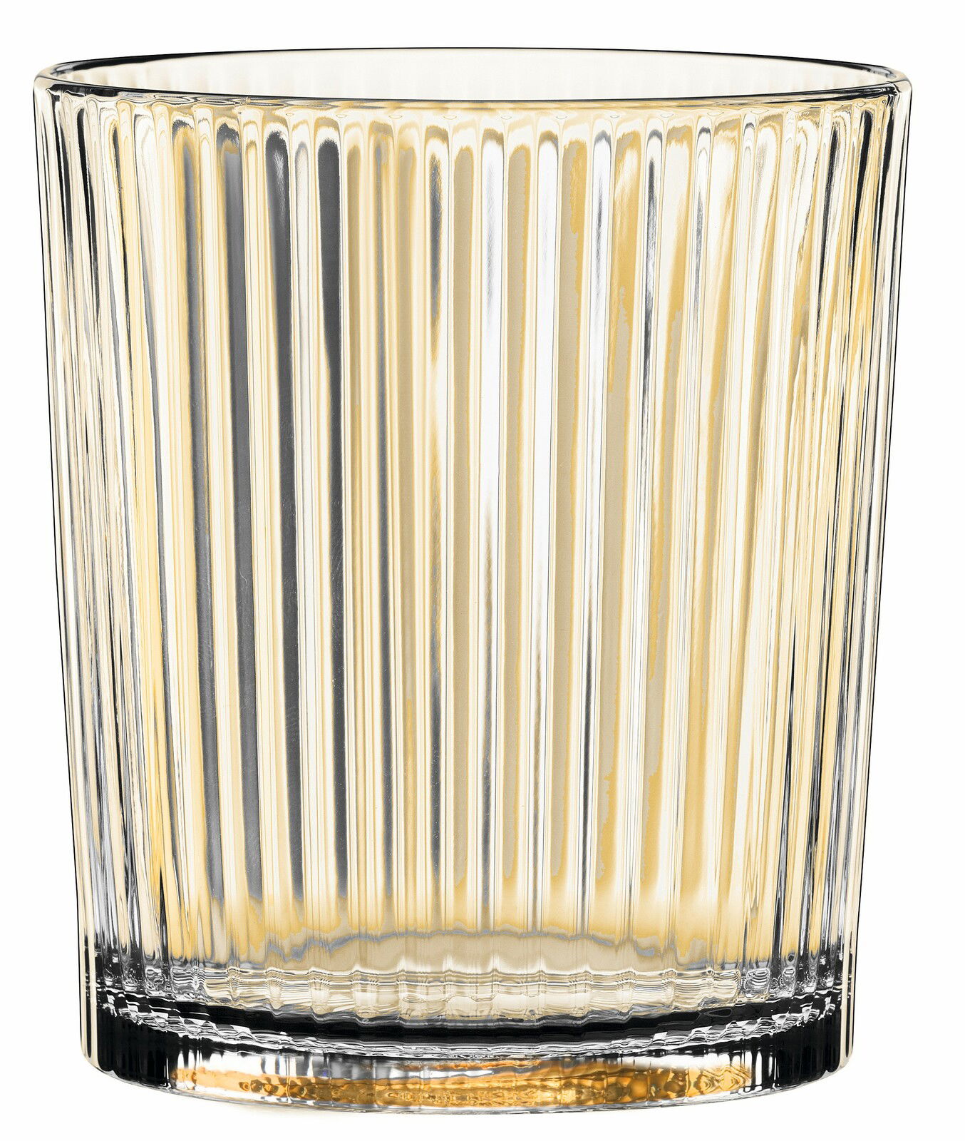 Nahaufnahme eines transparenten, gerippten Trinkglases mit gelblichem Schimmer.