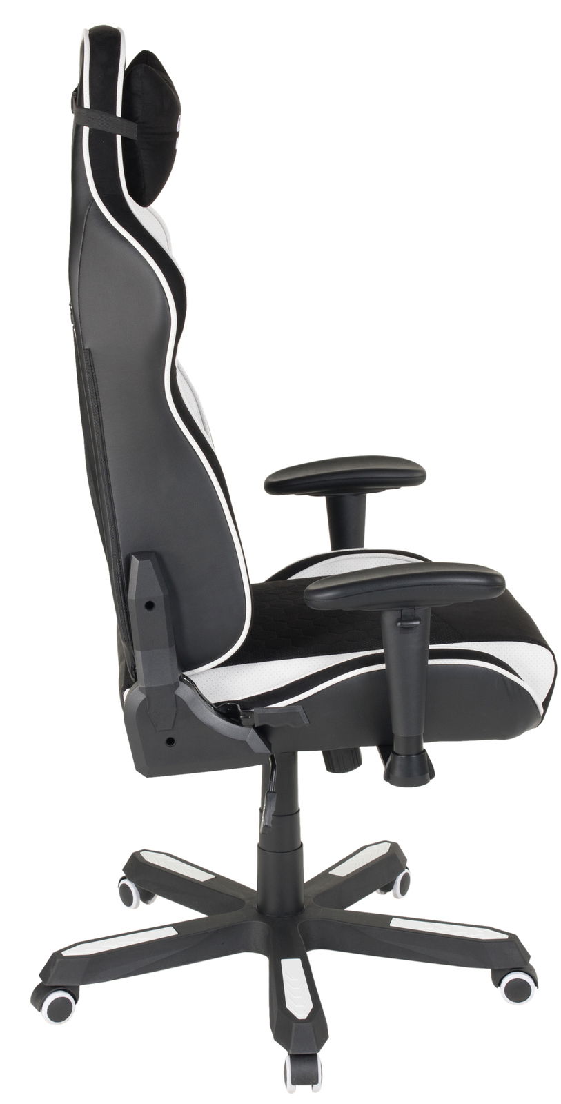 Seitliche Ansicht eines schwarz-weißen Gaming Stuhls mit verstellbaren Armlehnen und Kopfstütze.