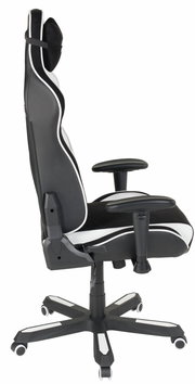 Seitliche Ansicht eines schwarz-weißen Gaming Stuhls mit verstellbaren Armlehnen und Kopfstütze.