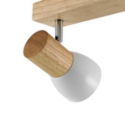 Nahaufnahme eines modernen Strahlers mit Holz- und Metallelementen, seitliche Perspektive