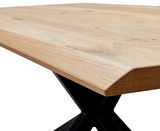 Nahaufnahme eines Esstisches aus Holz mit schwarzem Metallgestell, Perspektive von der Tischkante.