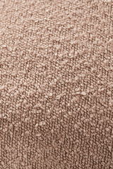 Nahaufnahme einer strukturierten, beigen Stoffoberfläche, vermutlich von einer Zierkissenhülle.