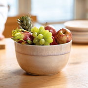 Keramische serveerschaal met fruit, zijaanzicht