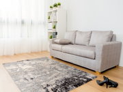 Designer Teppich in modernem Wohnzimmer, Perspektive von schräg oben