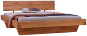 Houten bed met een modern ontwerp, hoofdeinde en sierkussen, zijaanzicht