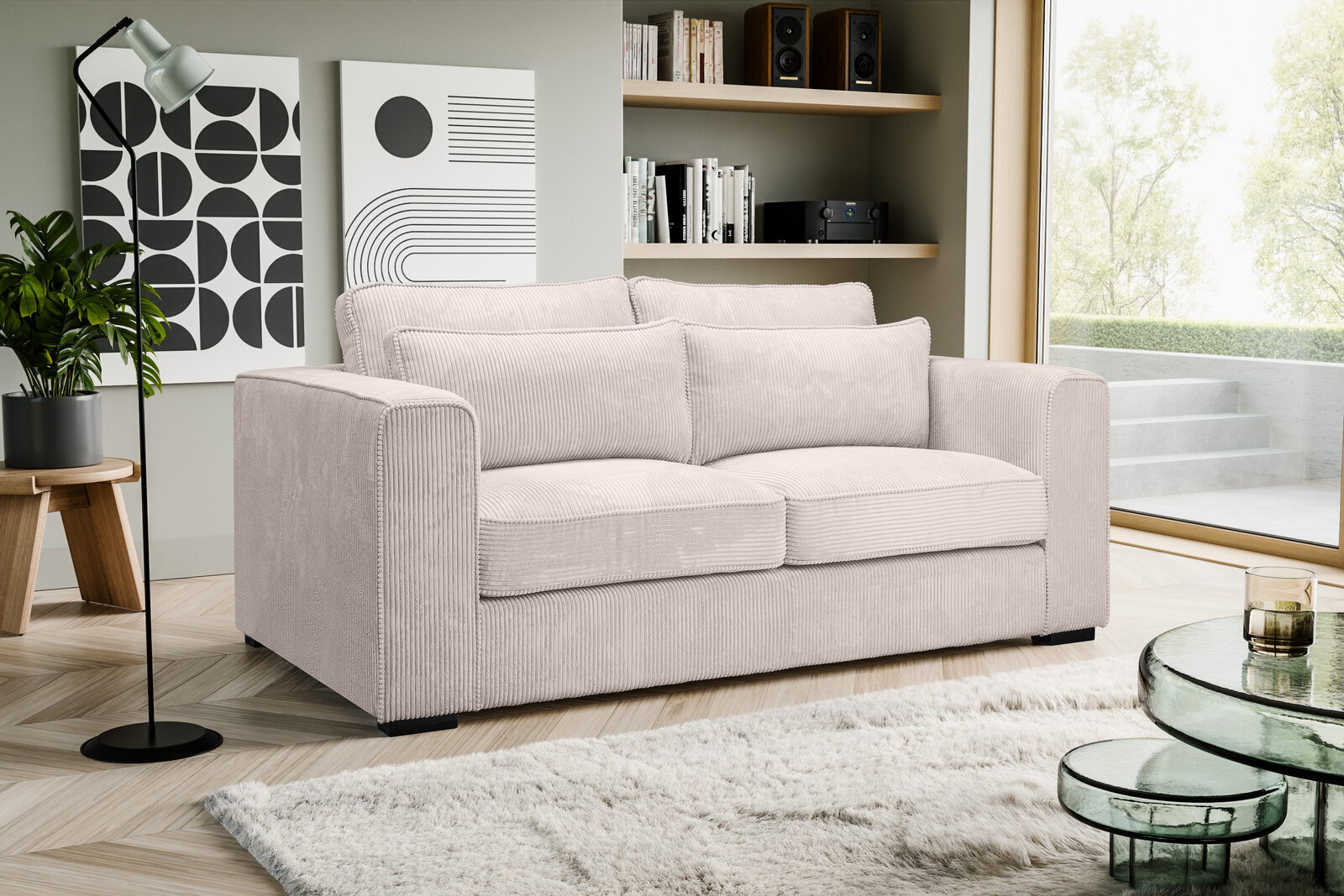 Beiges 2-Sitzer-Sofa mit Cordbezug und breiten Armlehnen im modernen Wohnzimmer, schräg von vorne aus leicht erhöhter Perspektive fotografiert.