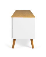 Seitenansicht eines modernen TV-Boards mit weißem Korpus und Holzoberfläche, auf schräg gestellten Holzbeinen.