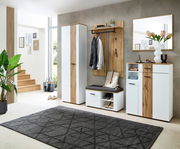 Modernes Garderoben-Set bestehend aus einem hohen Schrank, einer Sitzbank mit Stauraum, einer Wandgarderobe mit Haken und Ablage, sowie einem Spiegel und einem Sideboard. Die Möbel sind in Weiß mit Holzakzenten gestaltet. Perspektive: Frontalansicht des S