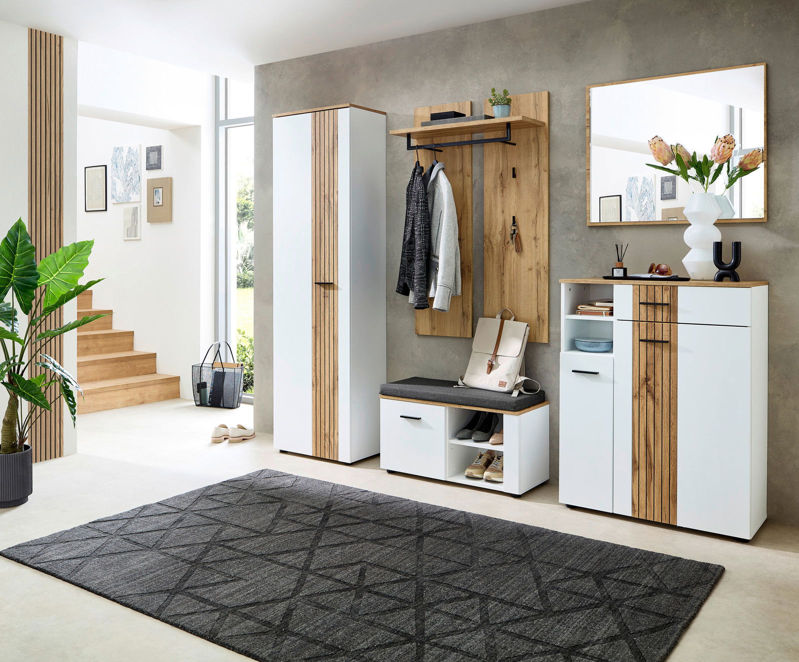Modernes Garderoben-Set bestehend aus einem hohen Schrank, einer Sitzbank mit Stauraum, einer Wandgarderobe mit Haken und Ablage, sowie einem Spiegel und einem Sideboard. Die Möbel sind in Weiß mit Holzakzenten gestaltet. Perspektive: Frontalansicht des S
