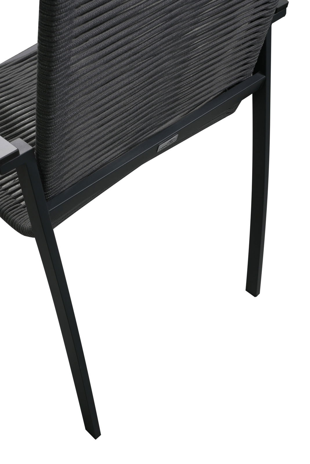 Rückansicht eines modernen Gartensessels mit schwarzem Metallrahmen und geflochtener Rückenlehne.
