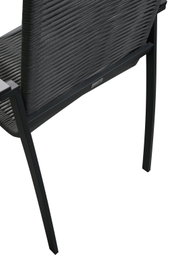 Achterkant van een moderne tuinstoel met een zwart metalen frame en een gevlochten rugleuning.