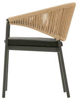 Seitliche Ansicht eines modernen Gartensessels mit geflochtener Rückenlehne und stabilem Metallrahmen.