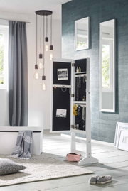 Een sieradenvitrine in een moderne ruimte, open om sieraden en accessoires te tonen. Aanzicht vanaf de zijkant.